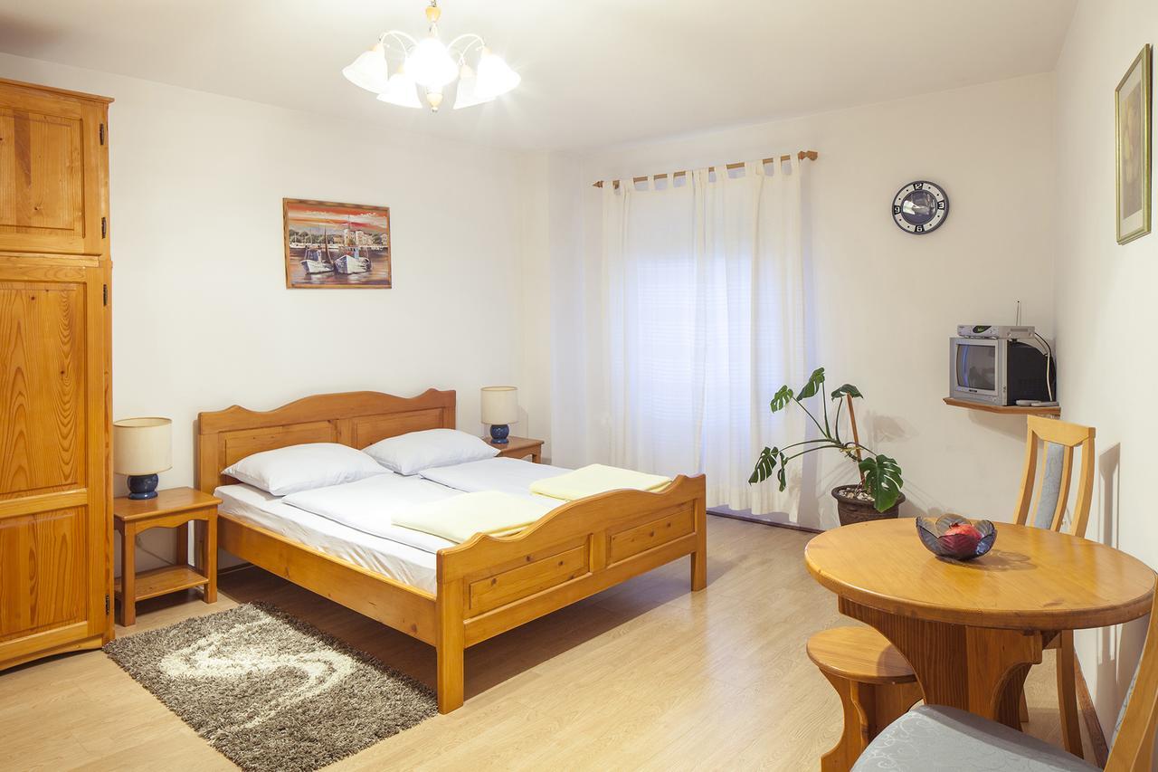 Mon Perin Castrum - Studio Apartment Castel Bale Eksteriør billede